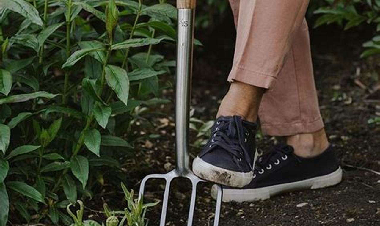Best Garden Digging Forks: Tools & Tips! | The Ultimate Gardening Guide: Grow a Thriving Garden Year-Round